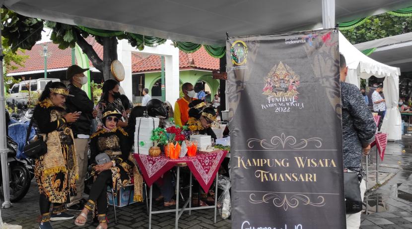 Salah satu penampil bidang kesenian dari Desa Wisata Tamansari pada Festival Kampung Wisata yang digelar oleh Dinas Pariwisata Yogyakarta di Pasar Ngasem. 