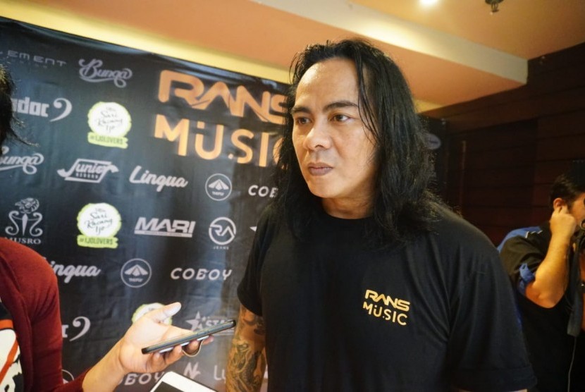 Salah satu pendiri Rans Music, Ferdy Tahier, menjawab pertanyaan wartawan usai konferensi pers launching Rans Music di Musro, Hotel Borobudur Jakarta, Jumat (22/3).