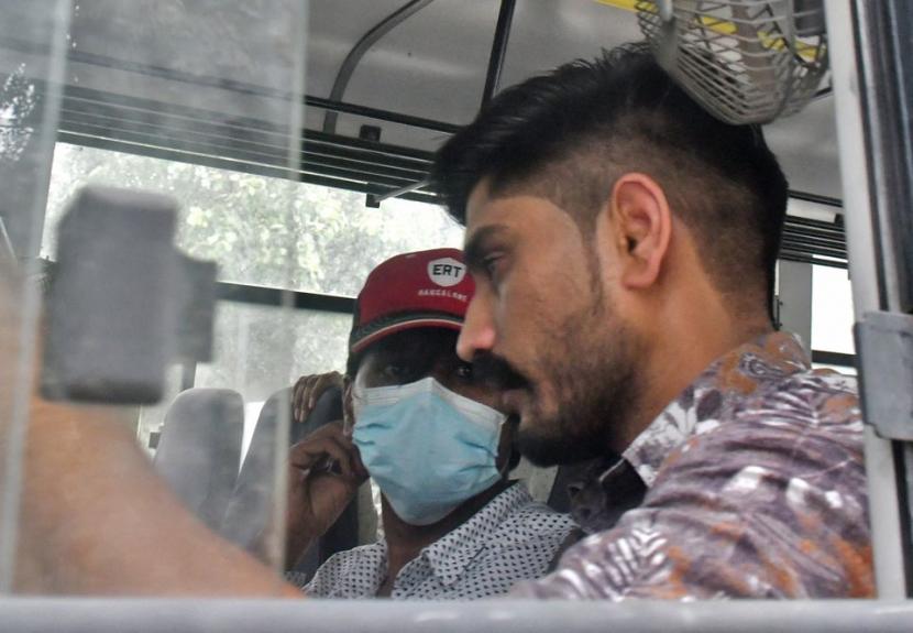 Salah satu pendiri situs pengecekan fakta Alt News, jurnalis Mohammed Zubair berada di dalam kendaraan polisi di luar pengadilan di New Delhi, India, Selasa (28/6/2022). Pengadilan India Izinkan Polisi Periksa Jurnalis Muslim Terkait Cicitan 2018