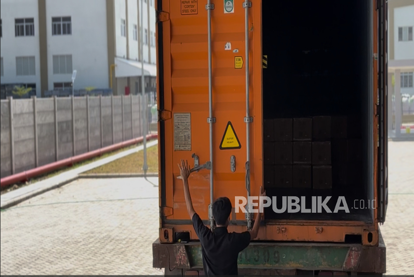 Salah satu penerima fasilitas KEK Kendal, PT Beurer Indonesia melakukan ekspor perdana 12 ribu alat pijat ke Jerman. 