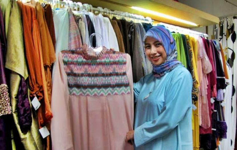 Salah satu penerima manfaat Program Kemitraan disektor industri kain adalah Meeta Fauzan. Seorang desainer sekaligus pemilik butik di wilayah Coblong, Kota Bandung.