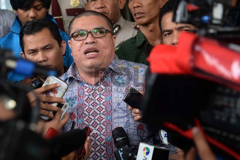 Salah satu pengacara Komjen Budi Gunawan, Razman Arif Nasution memberikan keterangan kepada wartawan di Gedung KPK, Jakarta, Jumat (13/2). 