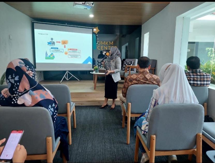 Salah satu pengajar sedang memberikan materi pelatihan ekspor di BSI UMKM Centre yang saat ini tersebar di Aceh, Yogyakarta dan Surabaya.