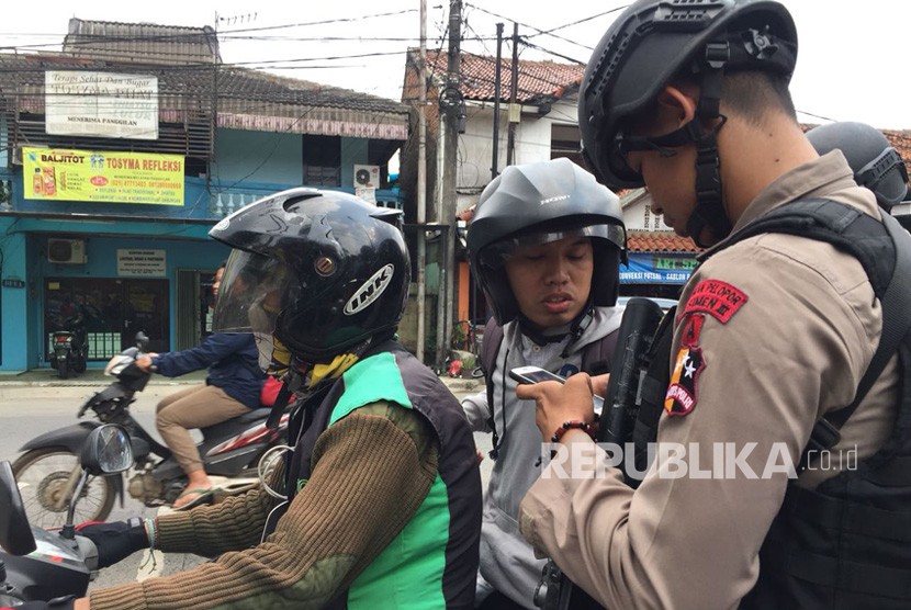 Salah satu pengendara mengambil foto/video gerbang utama Mako Brimob, langsung dihadang petugas, pada Jumat (11/5), pasalnya kegiatan tersebut dilarang sejak insiden di Rutan Mako Brimob.