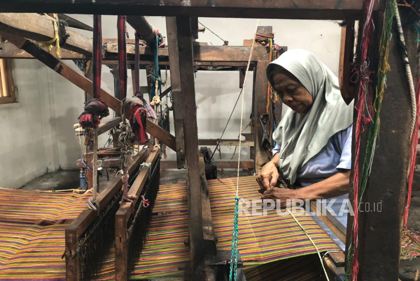 Salah satu Pengrajin pembuatan tenun lurik menggunakan alat tenun bukan mesin (ATBM) di Kurnia Lurik, Krapyak, Panggungharjo, Sewon, Bantul, DI Yogyakarta,  Rabu (12/11/2025).  