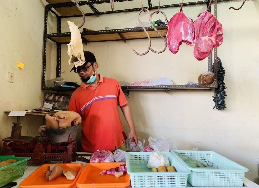 Salah satu penjual daging sapi sedang berjualan di Pasar Kolombo, Condongcatur, Depok, Sleman, Selasa (5/7/2022).