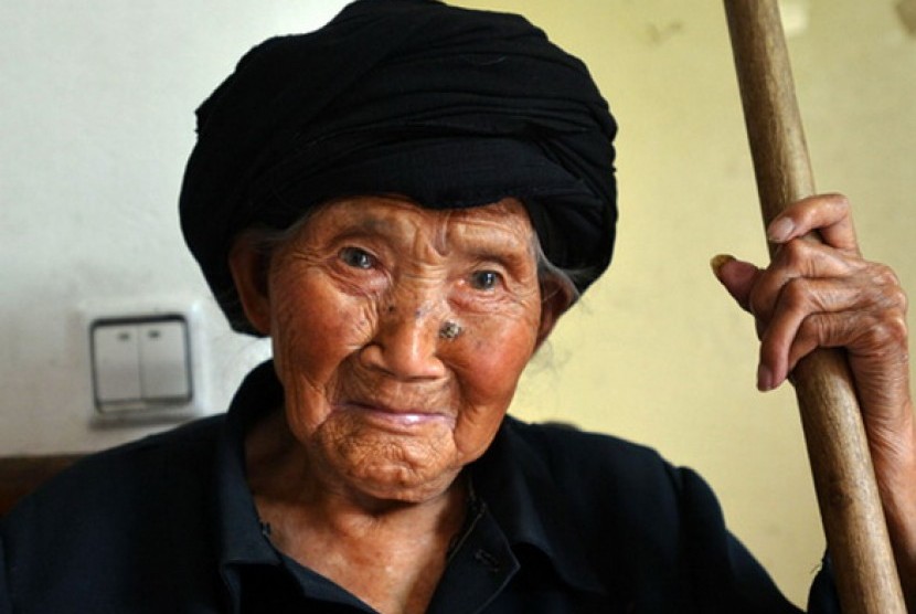 Salah satu perempuan berusia di atas 100 tahun di Cina.
