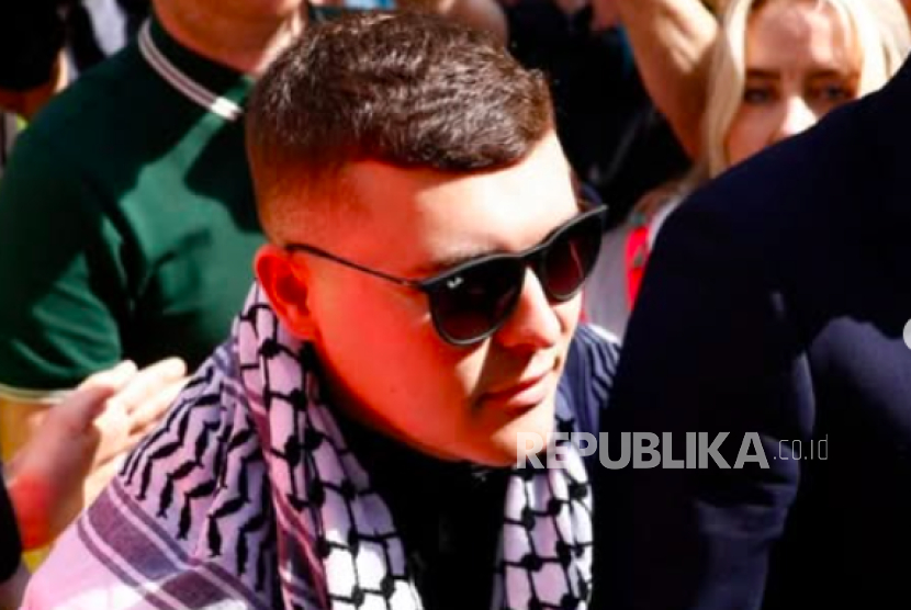 Salah satu personel Kneecap, O Hanna yang dikenal dengan nama panggung Mo Chara, didakwa karena diduga mengibarkan bendera kelompok bersenjata Lebanon, Hizbullah.