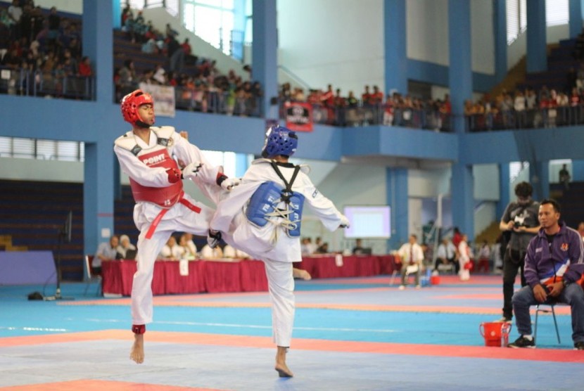 Salah satu pertandingan dalam Kejurnas Taekwondo UPI Challenge.