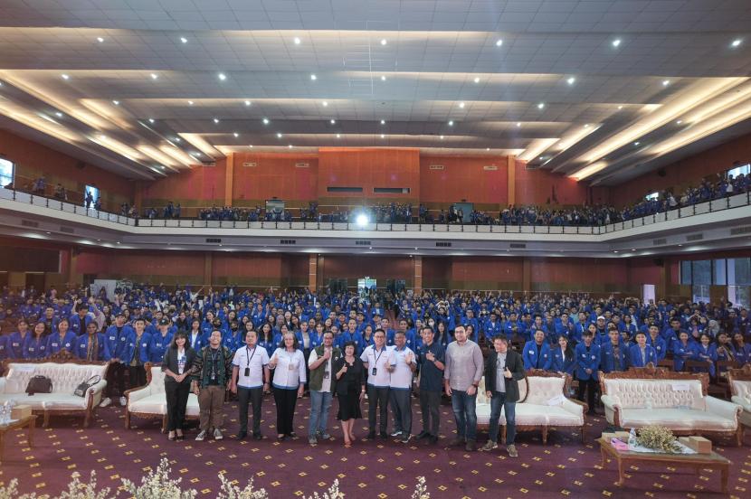 Salah satu perusahaan BUMN, IDSurvey memberikan beasiswa kepada mahasiswa di Manado.