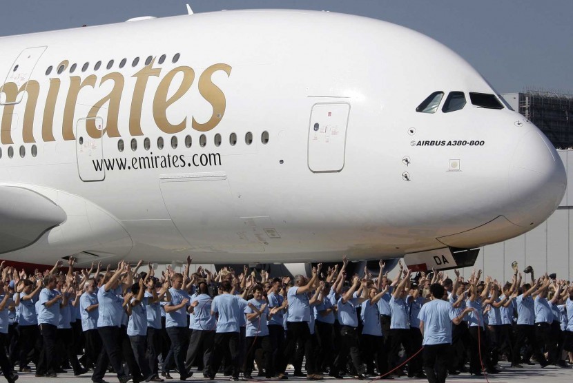 Salah satu pesawat jumbo milik maskapai Emirates. (ilustrasi)