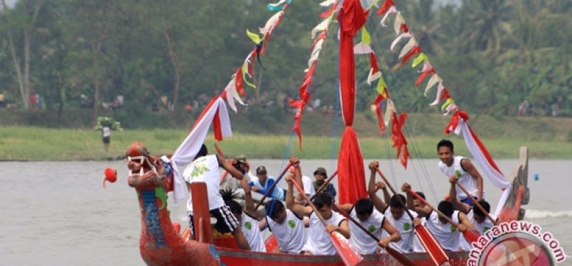 Salah satu peserta Festival Perahu Naga di Padang, Sumatera Barat.