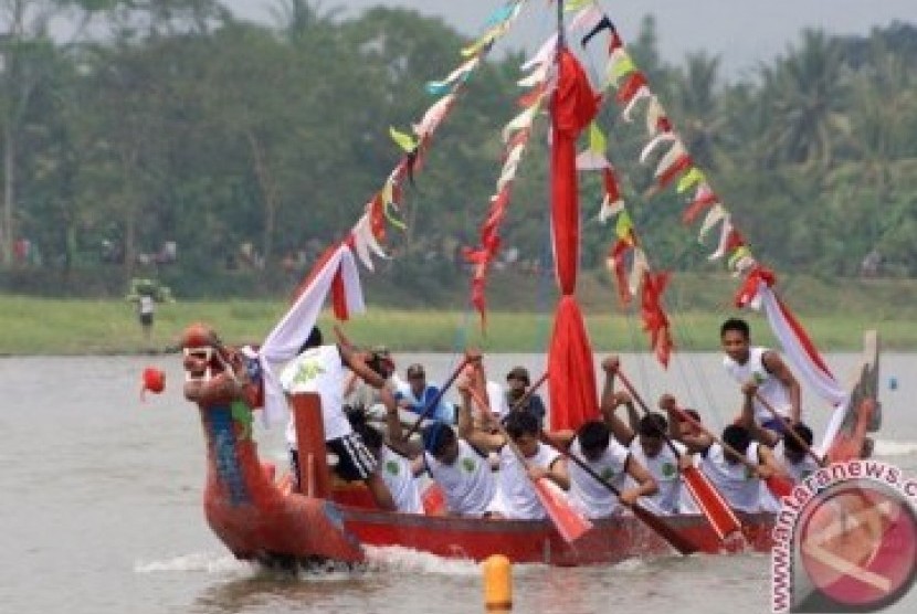 Salah satu peserta Festival Perahu Naga di Padang, Sumatera Barat.