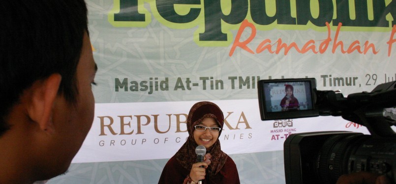 Salah satu peserta lomba dongeng, Rania Khoirunisa, bercerita didepan penonton di Masjid At-Tin, Jakarta, Rabu (3/8). 