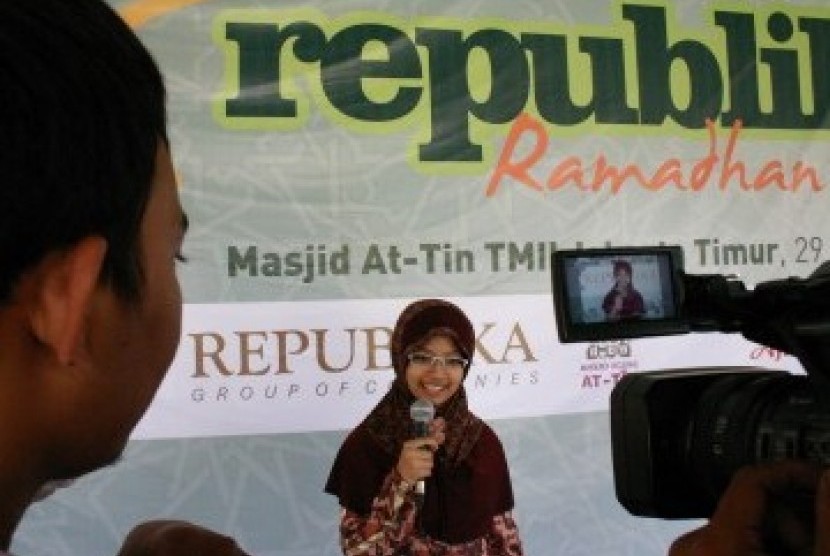 Salah satu peserta lomba dongeng, Rania Khoirunisa, bercerita didepan penonton di Masjid At-Tin, Jakarta, Rabu (3/8). 