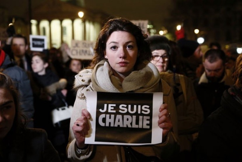 Salah satu peserta pawai aksi diam di Paris