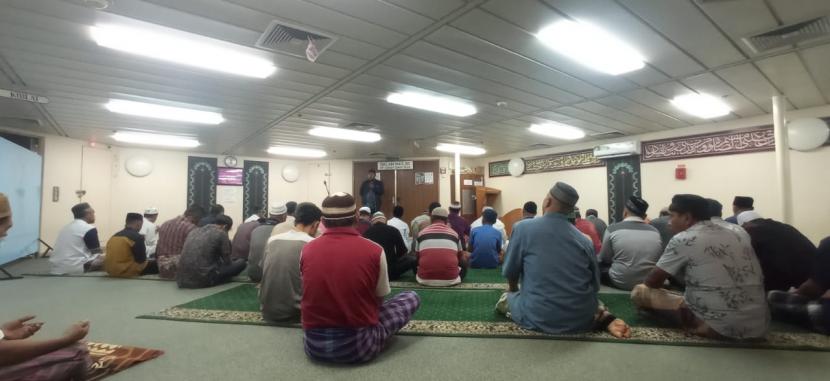 Salah satu peserta Pelatihan Dai Muda Nasional BMH menyampaikan tausiyah kepada jamaah Shubuh di masjid KM Labobar PT Pelni, Senin (13/6).