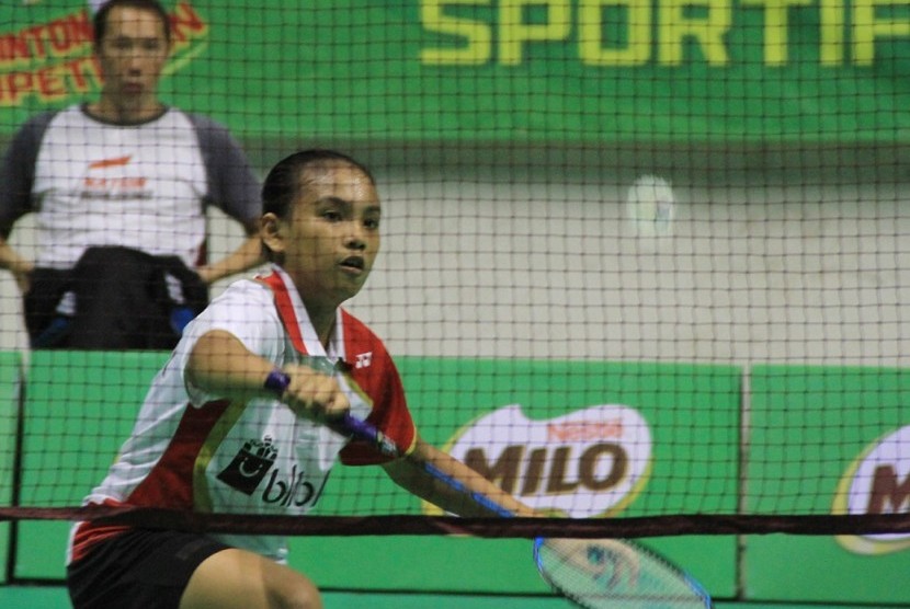 Salah satu peserta tunggal putri kelompok usia U-13 mengembalikan shuttlecock pada pertandingan babak penyisihan Sirnas-Milo Badminton Competition Pekanbaru di Gelanggang Remaja Pekanbaru, Rabu (1/11).