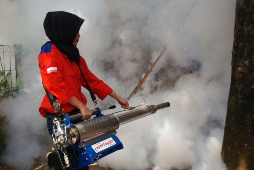 Salah satu petugas Rescue Perindo melakukan fogging atau pengasapan di Tangerang Selatan, Ahad (20/8).