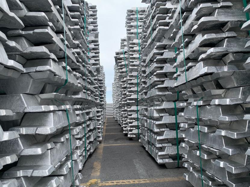 Amerika Serikat sedang mempertimbangkan untuk menaikkan tarif impor aluminium buatan Rusia menjadi 200 persen.