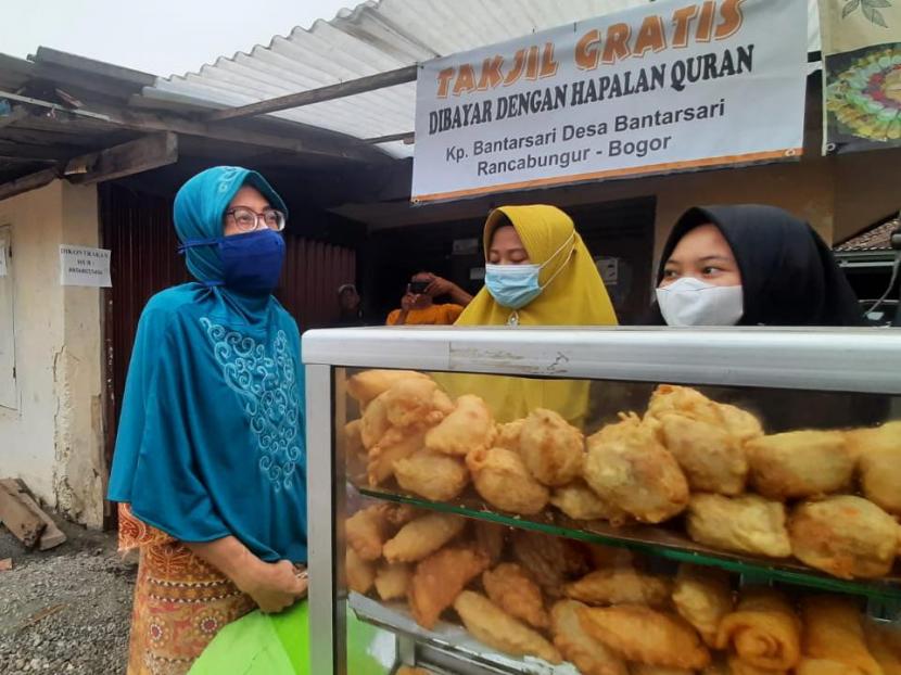 Salah satu program Desa Bantarsari, Kecamatan Rancabungur, Kabupaten Bogor agar warganya menghapal Alquran dengan diberi takjil gratis dengan hapalan Alquran saat Ramadhan lalu.