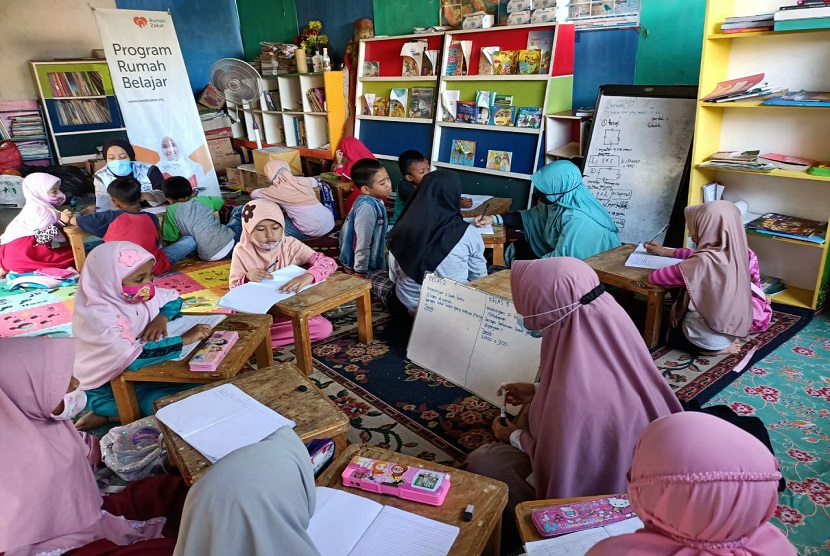 Salah satu program pendidikan yang ada di Desa Berdaya Pamoyanan, desa BSI dan Rumah Zakat melalui fasilitatornya Elan Jaelani adalah program Rumah Belajar. Di rumah belajar yang berlokasi di Desa Pamoyanan, Kecamatan Bogor Selatan ini ada bimbingan matematika dan Bahasa Inggris dengan guru-guru yang profesional berpengalaman mengajar di lembaga-lembaga bimbel Kota Bogor.