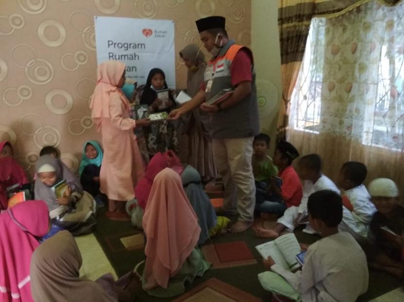 Salah satu program Rumah Zakat di desa berdaya Raja adalah pendidikan. Untuk membantu terlaksananya program Pendidikan di sana, Rabu sore (14/10) Relawan Rumah Zakat memberikan bantuan 15 buku iqro dan 20 paket makanan dan minuman untuk santri yang ada di Rumah Quran Aliqah.