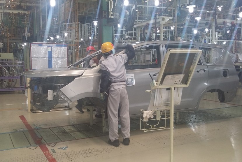 salah satu proses produksi di pabrik Toyota Cikarang, Jawa Barat