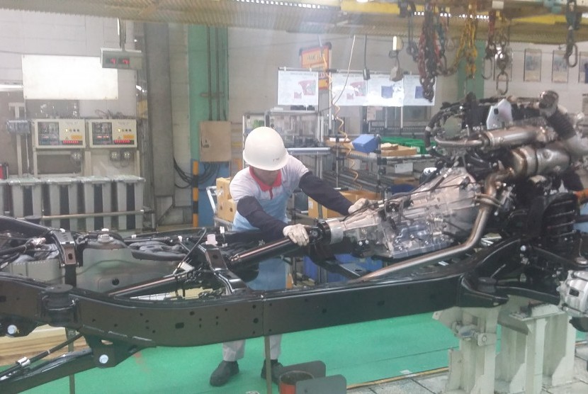 salah satu proses produksi kendaraan di pabrik PT Toyota Motor Manufacturing Indonesia