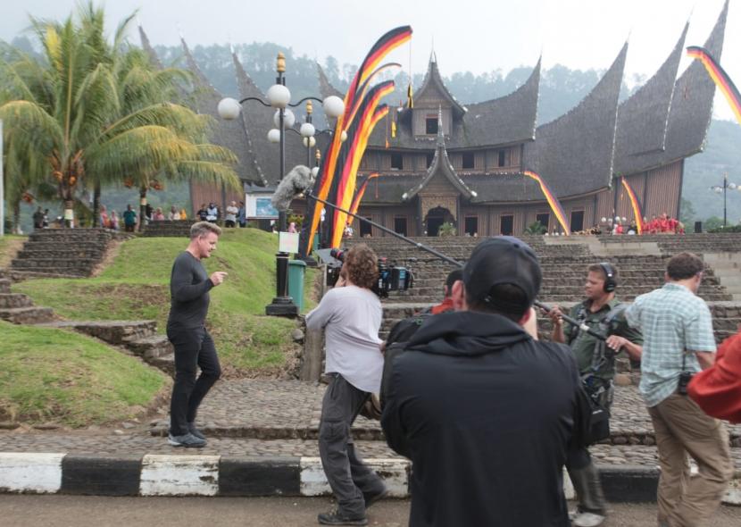Salah satu proses shooting salah satu program TV National Geographic, Musim dua Gordon Ramsay: Uncharted di Kompleks Istana Pagaruyung, Kabupaten Tanah Datar pada Ahad (19/1)