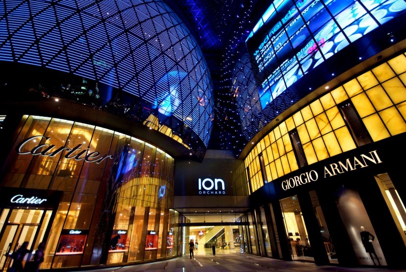 Salah satu pusat perbelanjaan mewah Singapura, Ion, dengan deretan toko produk asing di dalamnya.