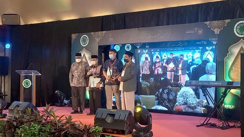 Salah satu rangkaian kegiatan Multaqa, FGD dan Rakornas LSBPI MUI yanf diadakan di Hotel Sari Pacific Jakarta, 2-3 Agustus 2022  adalah pengaungerahan Hamka Award kepada sutradara  Chaerul Umam (alm) dan penyair Taufiq Ismail.