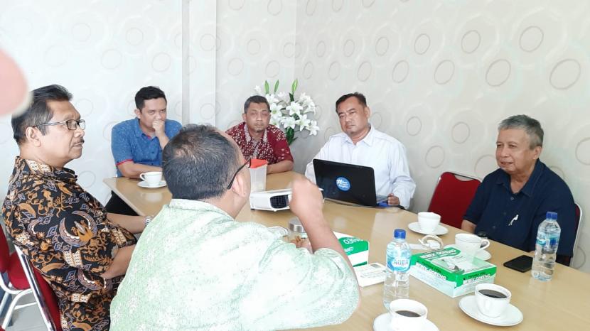 Salah satu rapat Indonesia Bermutu (IB)  yang dipimpin Ketua Umum Dr Jaka Warsihna, dihadiri oleh Ketua Dewan Pembina Prof Burhanuddin Tola PhD dan beberapa pengurus lainnya.