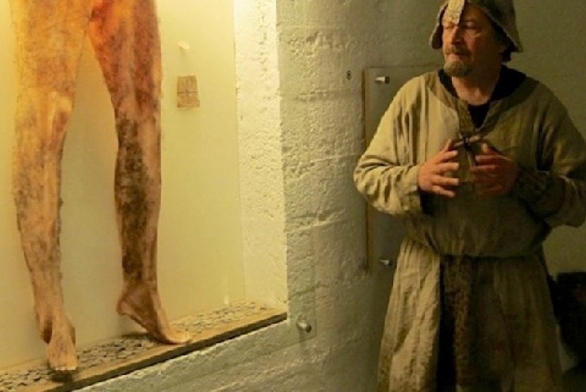 Salah satu replika celana dari kulit manusia yang dipajang di Strandagaldur, the museum of icelandic