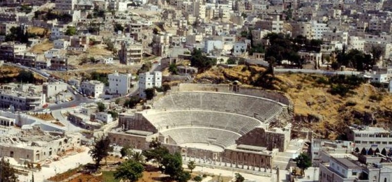 Salah satu reruntuhan amphitheatre Romawi di Amman, Yordania.