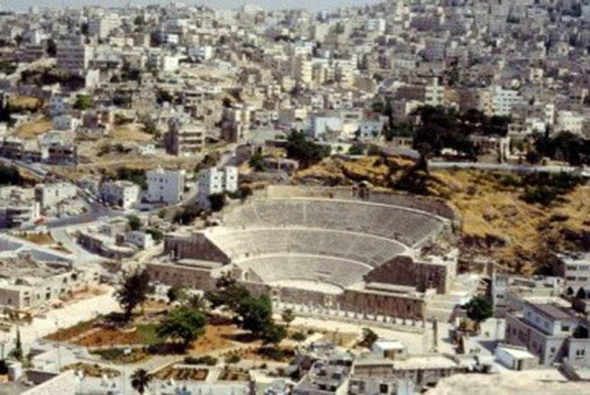Salah satu reruntuhan amphitheatre Romawi di Amman, Yordania.