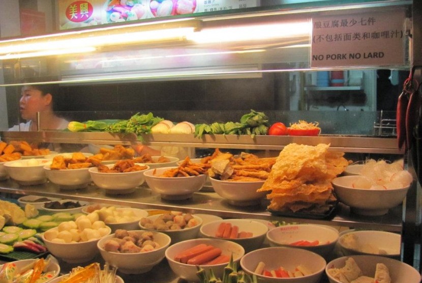Singapura Beri Diskon Biaya Perpanjangan Sertifikasi Halal. Foto: Salah satu restoran di Singapura, mencatumkan dengan jelas makanan yang mereka jual adalah makanan halal.