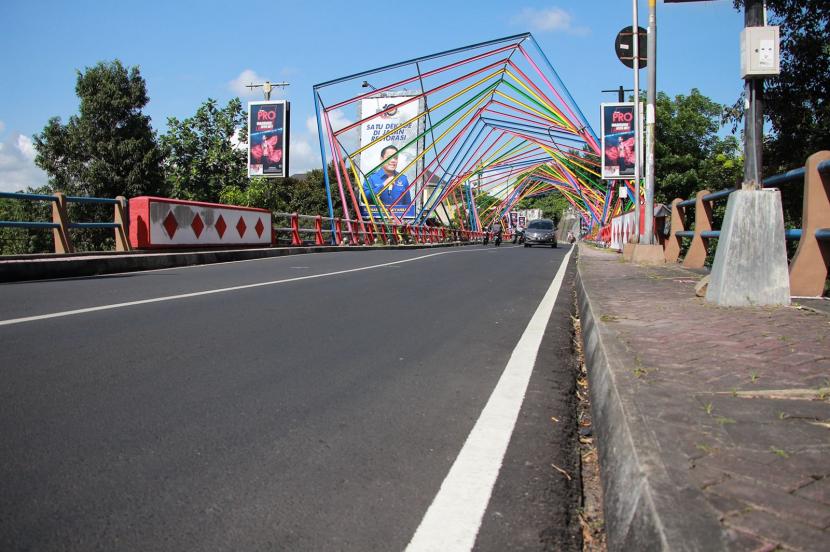 Salah satu ruas jalan di Kabupaten Jember, Jawa Timur.