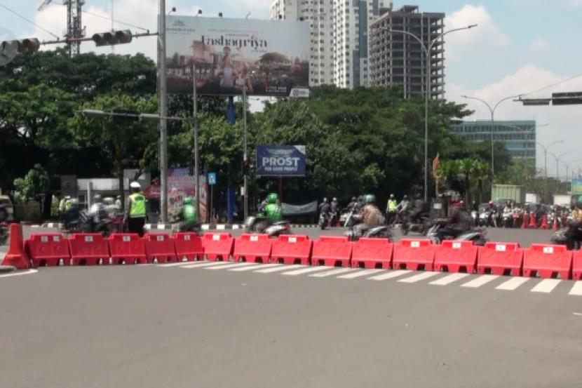 Salah satu ruas jalan protokol di Kota Bandung, ditutup selama penerapan PSBB.