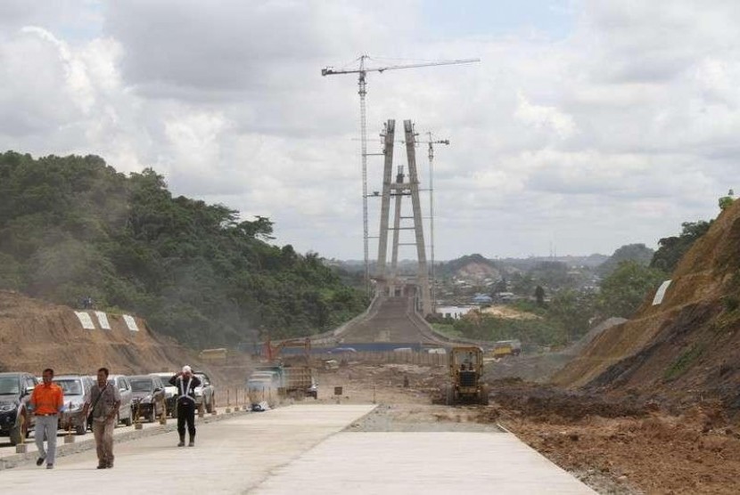 Salah satu ruas jalan tol yang sedang dikerjakan dan tersambung dengan jembatan Mahkota II