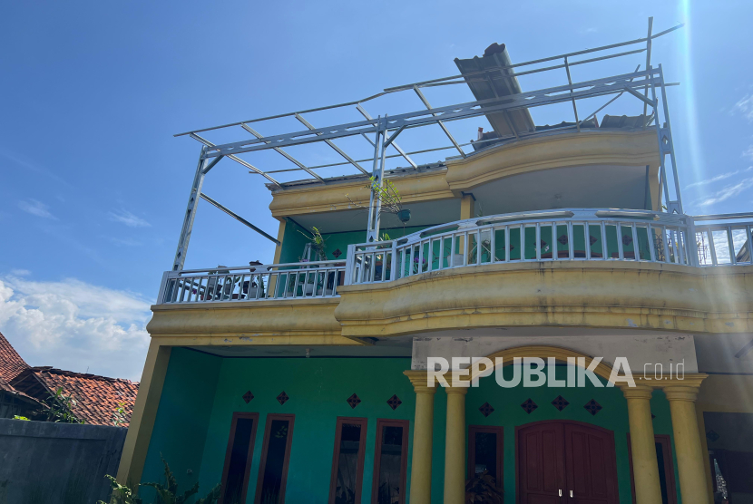 Salah Satu Rumah di Kampung Tapos RT 20/R15 Desa Sirnaraja, Kecamatan Cipeundeuy, Kabupaten Bandung Barat yang Mengalami Kerusakan Usai Diterjang Angin.