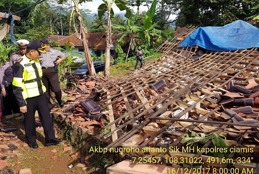 Salah satu rumah warga di Desa Gunungsari RT 04 RW 02 Kecamatan Sadananya, ambruk akibat gempa bumi.