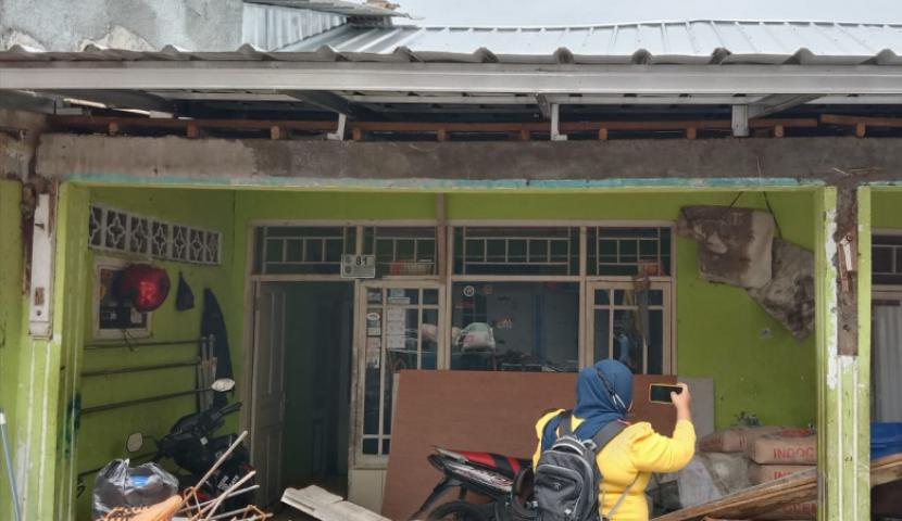 Salah satu rumah warga di Kota Depok yang rusak akibat hujan deras disertai angin kencang (ilustrasi).