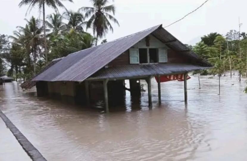  Salah satu rumah warga di Nias Barat, Sumatra Utara, yang terendam banjir, Ahad (16/6/2024). 