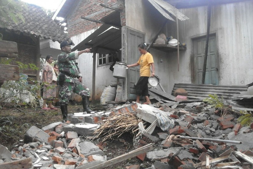 Salah satu rumah warga yang rusak berat akibat gempa 6,2 SR di Kabupaten Malang. 