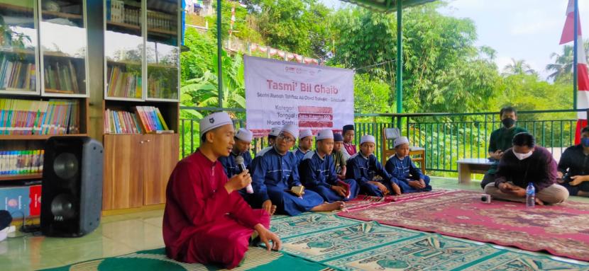 Salah satu rutinitas yang wajib diikuti oleh seluruh santri Rumah Tahfidz Ali Obed Bahajaj, Bogor, Jawa Barat, adalah kegiatan tasmi’ul Qur’an