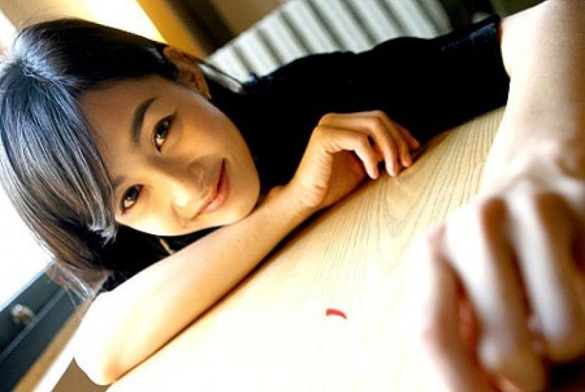 Salah satu seleb cantik Korea yang sudah menjadi ibu, Kang Hye Jung yang juga istri Tablo