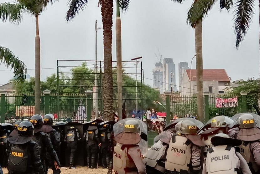 Salah satu sisi pagar Gedung DPR RI berhasil dijebol oleh massa mahasiswa, Selasa (24/9).