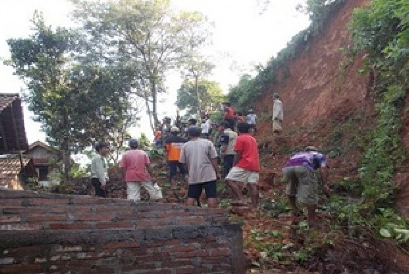 Salah satu sisi tebing gunung Kelir yang longsor (21/4).