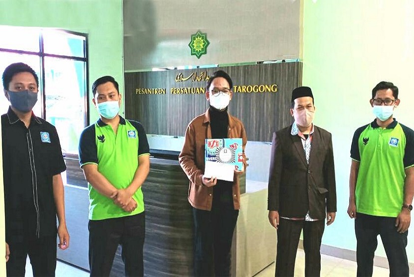 Salah satu siswa MA (Madrasah Aliyah) Persis Tarogong, Garut yang berlokasi di Jl.Terusan Pembangunan No.1 Rancabogo, Tarogong Kidul, Garut, mendapat juara ke-3 perlombaan video Tiktok, dalam rangka perayaan HUT ke-33 BSI yang bertajuk Get Your Dreams Come True with UBSI.